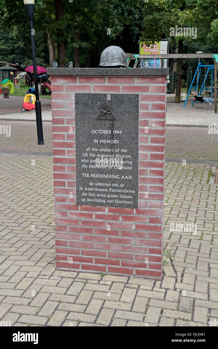 Casque monument à la 7e Division blindée US à l'extérieur de l'Overloon War Museum, du Parc de la liberté, Meppen, Allemagne. Banque D'Images