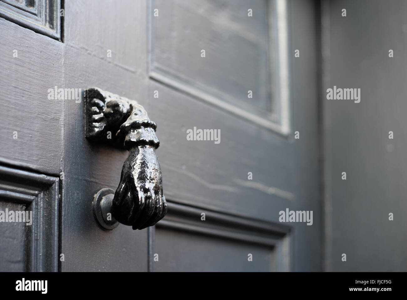 Une vieille porte et knocker est de Londres. Banque D'Images