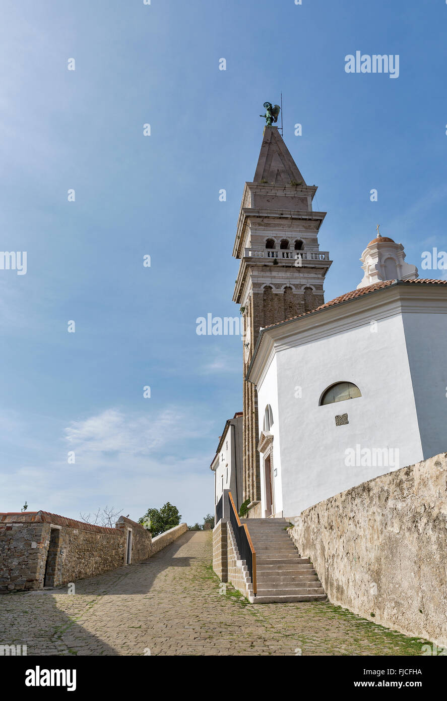 Cathédrale de Saint George et de la vieille ville de Piran, Slovénie les murs. Banque D'Images