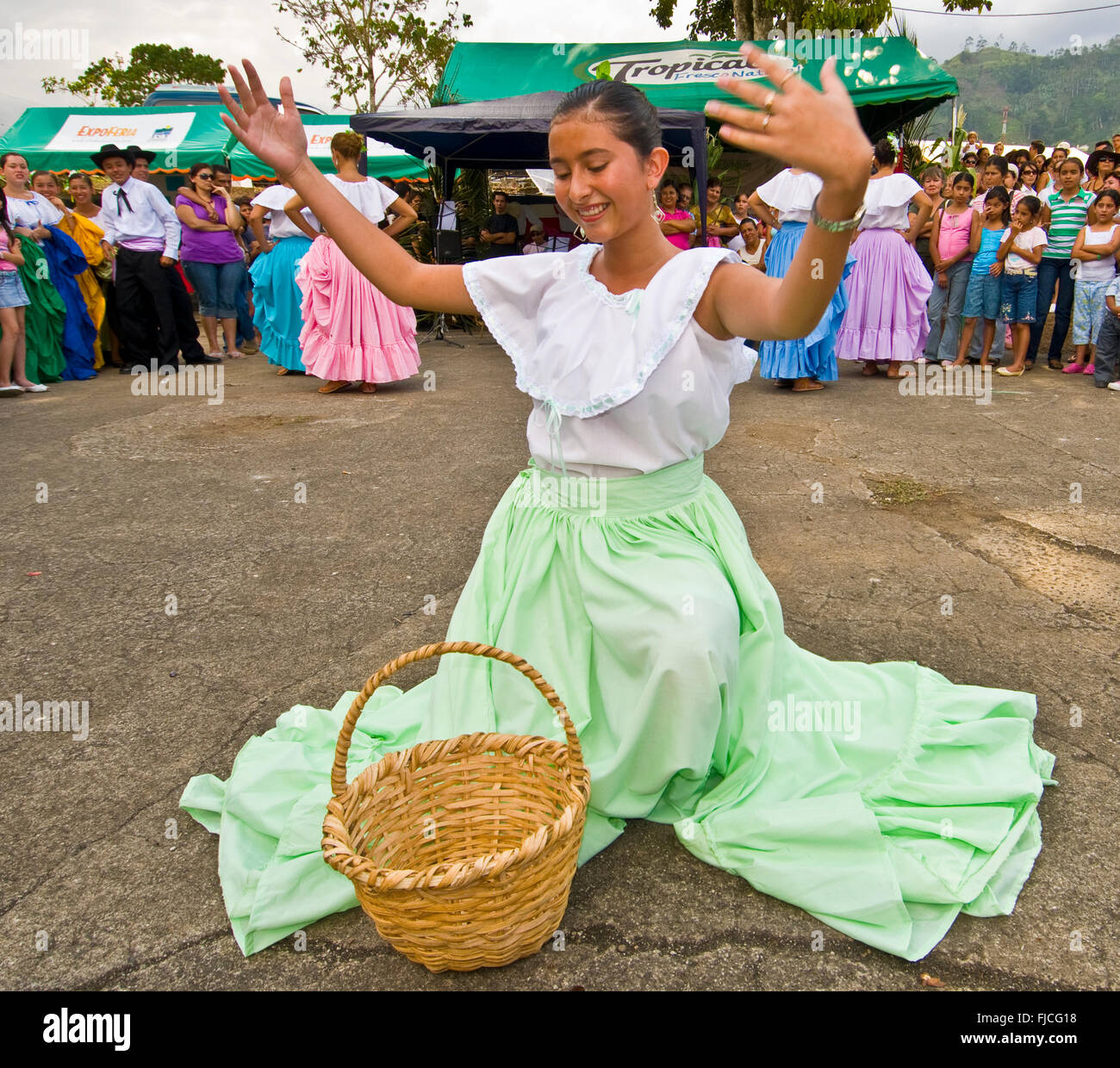 L'exécution d'une femme gracieuse danse à la fête du village de pejibaye, Costa Rica Banque D'Images