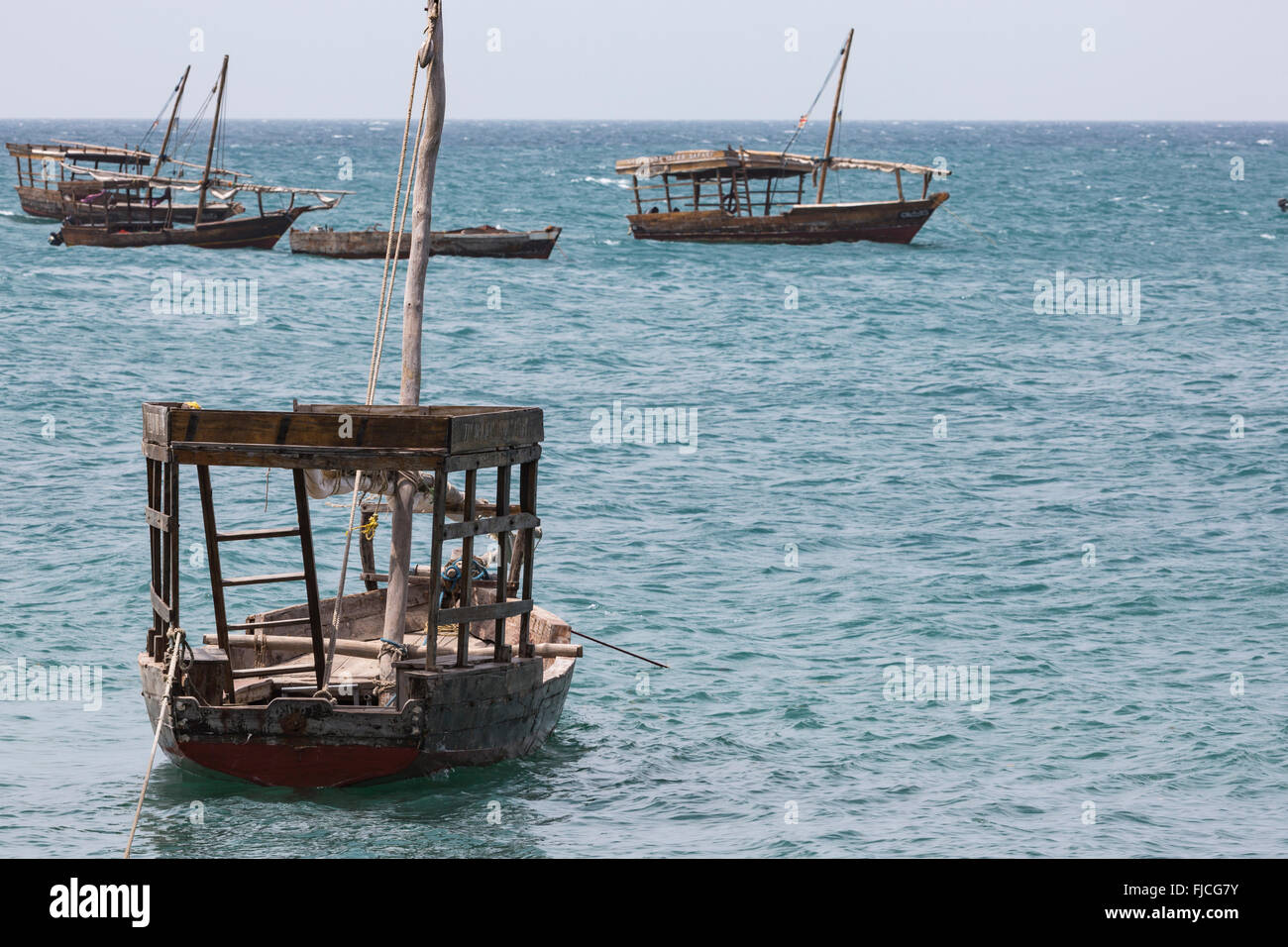 Bateaux dans l'océan Indien dans l'archipel de Zanzibar. Anciennement un protectorat du Sultanat d'Oman, Zanzibar est aujourd'hui un semi- Banque D'Images