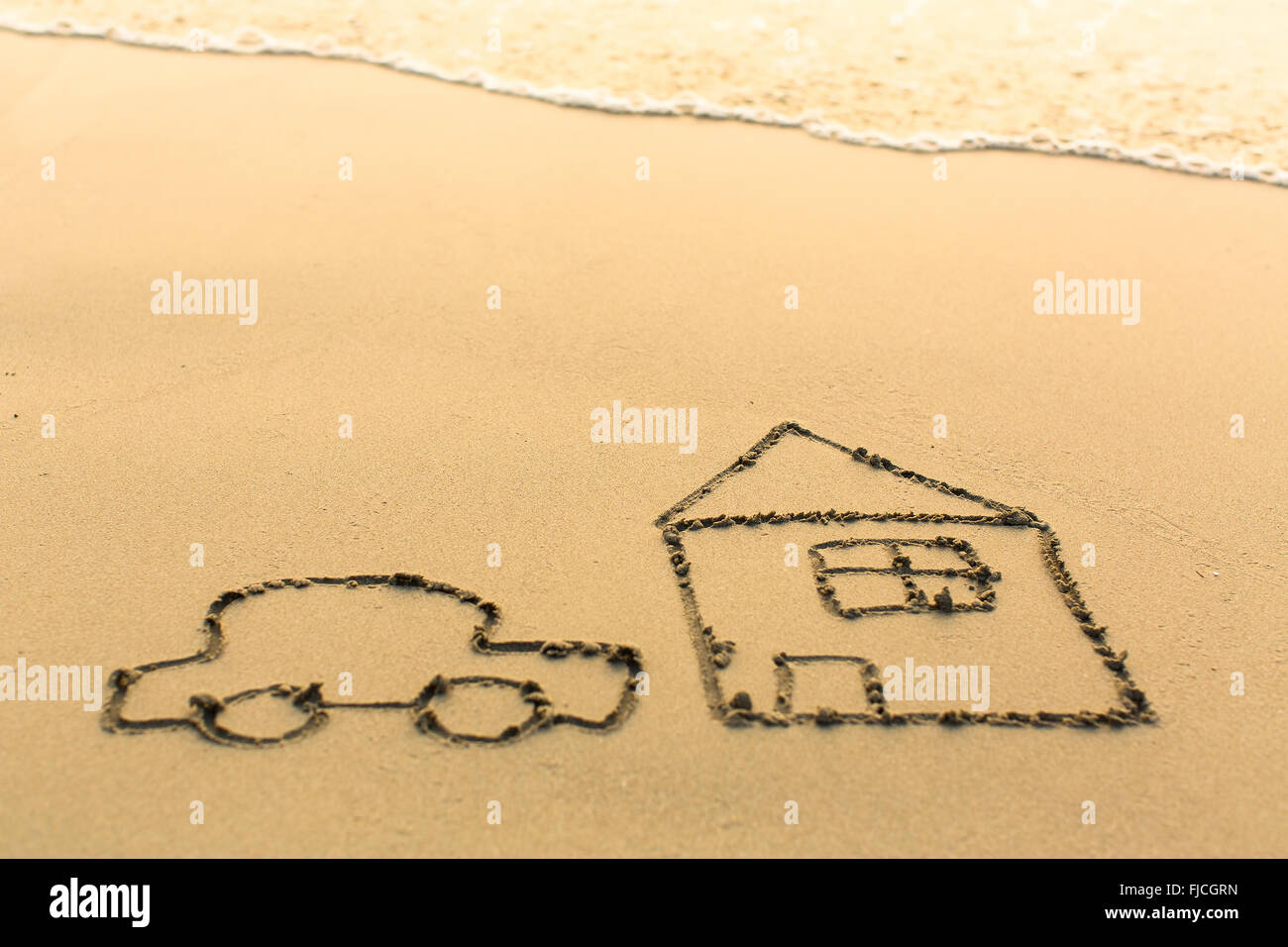 Location d'une maison et tiré sur la plage de sable avec la vague. Banque D'Images