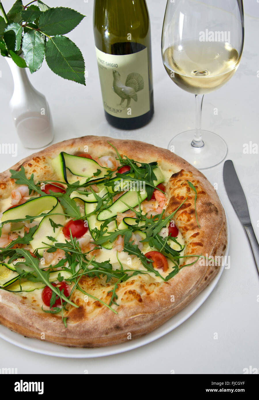 Il Michelangelo restaurant italien à Weston-Super-Mare,UK.une pizza 2 aliments Aliments repas cuisine méditerranéenne plat plaque d'Italie Banque D'Images