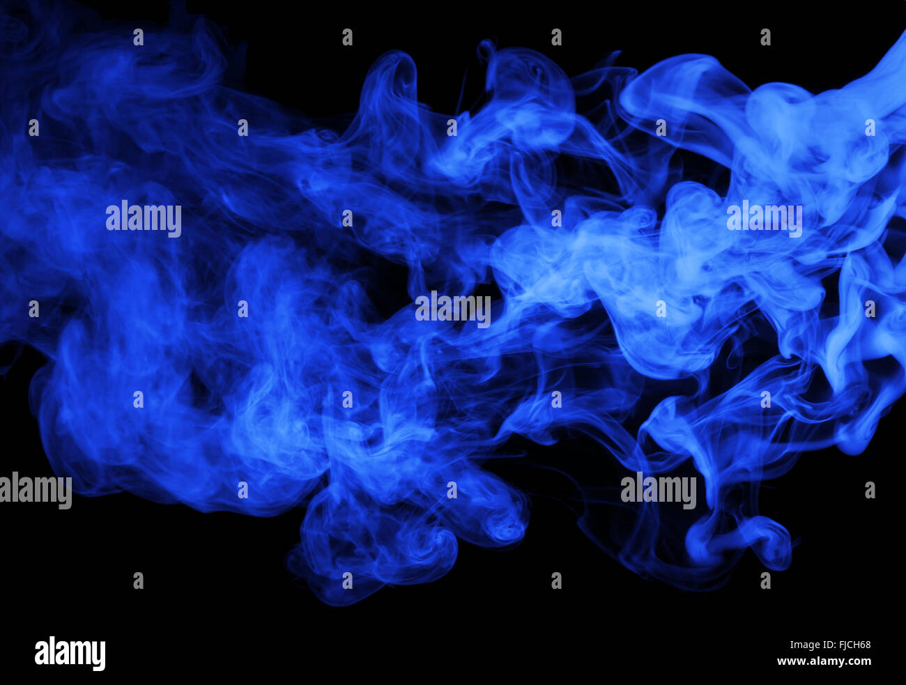 Le bleu marine de la vapeur sur le fond noir. Banque D'Images