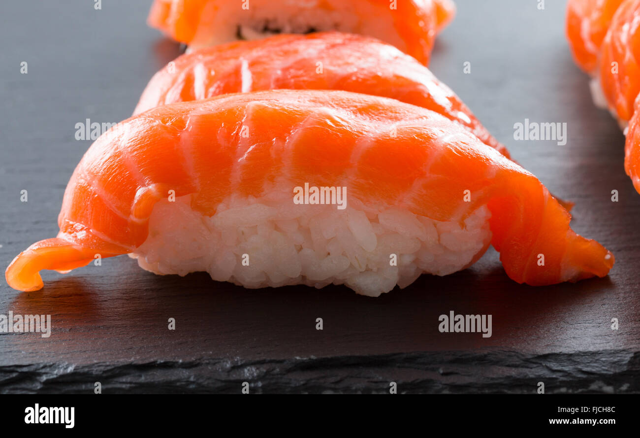Sushi on a table ardoise. Banque D'Images