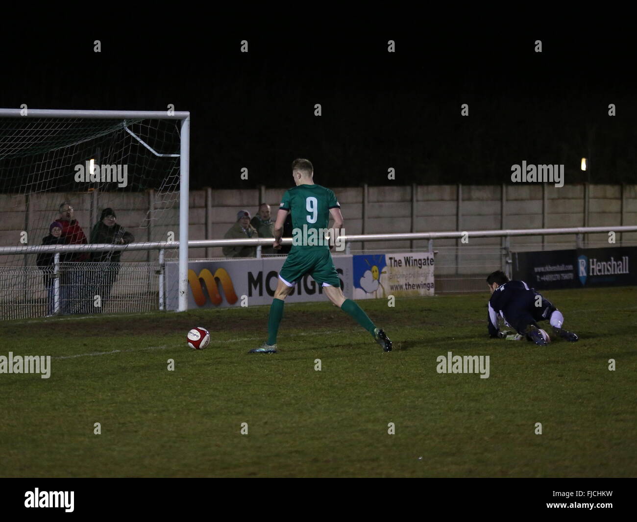 Nantwich, Cheshire, Royaume-Uni. 1er mars 2016. Sam Cosgrove de Nantwich Town tours Bamber Bridge 'keeper Lee Dovey pour ouvrir le score de Nantwich Town pendant le match de coupe Sport Doodson Integro entre ville et Nantwich Bamber Bridge au stade de Weaver. Crédit : Simon Newbury/Alamy Live News Banque D'Images