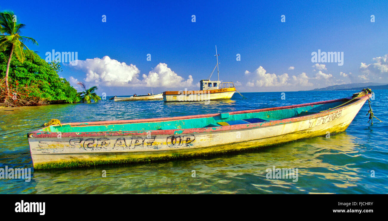 Bateaux de pêche colorés au large de Pigeon Point, la mer des Caraïbes,Trinidad-Tobago, vrai Caraïbes Banque D'Images