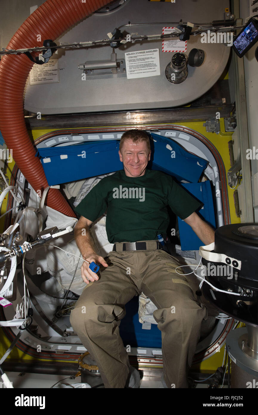 L'astronaute de l'Agence spatiale européenne Timothy Peake participe à une expérience de surveillance des voies aériennes à bord de la Station Spatiale Internationale Le 25 février 2016 dans l'orbite de la Terre. Des études de surveillance des voies aériennes l'apparition de l'inflammation des voies aériennes dans l'équipage, à l'aide d'analyseurs de gaz ultra-sensible d'analyser l'air expiré. Cela permet de mettre en évidence les impacts sur la santé et de maintenir le bien-être de l'équipage sur les futures missions de vols habités. Banque D'Images