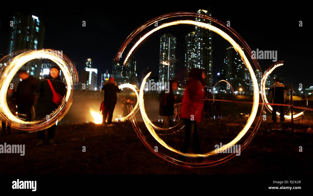 Les Coréens du Sud un twirl flaming Catherine roue pour célébrer la première pleine lune de l'année lunaire au cours d'un Jeongwol Daeboreum, ou Pleine Lune Grande fête du feu le long Anyangcheon 21 février 2016 Flux de Yeongdeungpo-gu, Seoul, Corée du Sud. Banque D'Images