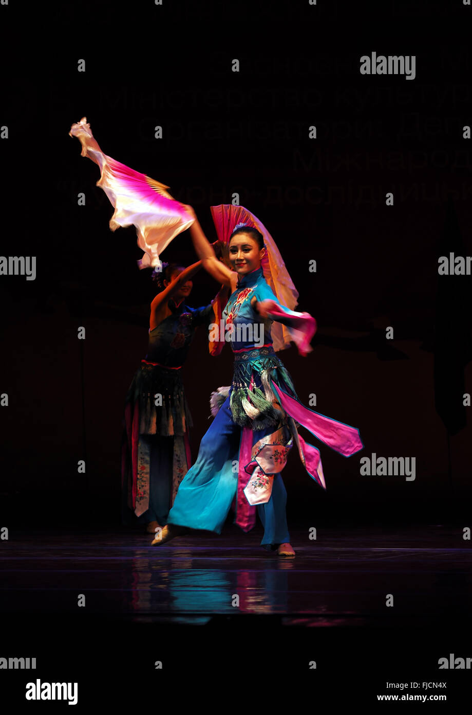 L'Ukraine. 1er mars 2016. De danse avec un ventilateur. -- En Opéra National de l'Ukraine ont été artistes Zheng Zhou et opéra et théâtre de ballet, Shaolin martial arts school 'TAGO" de Dengfeng, ainsi que sur le brillant instrument chinois national Erhu et Zheng. Ce concert est dédié à la fête du printemps, qui est célébrée chaque année en Chine par le calendrier lunaire. Crédit : Igor Golovnov/Alamy Live News Banque D'Images