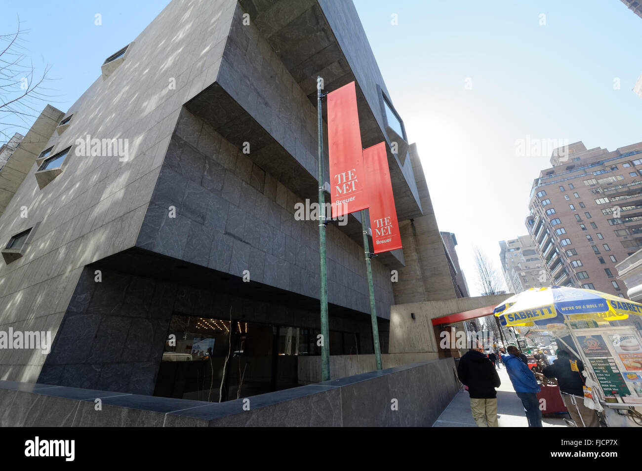 New York, NY, USA, 01 mars 2016 - Le 1 mars, le Metropolitan Museum of Art a ouvert sa nouvelle position, la rencontré Breuer, à la presse. Installé dans un bâtiment conçu par l'architecte Marcel Breuer pour le Whitney Museum of American Art, le rencontré Breuer sur Madison Avenue et la 75e Rue (près du bâtiment principal du Met), mettra en vedette l'expansion du Met l'art moderne et contemporain collection ainsi que des expositions, des résidences d'artistes et de spectacles. La rencontre Breuer ouvre au public le 18 mars. Credit : Terese Loeb Kreuzer/Alamy Live News Banque D'Images