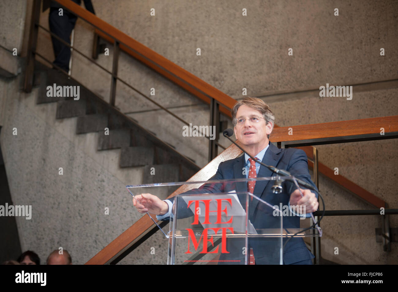 New York, NY, USA, 01 mars 2016 - Thomas P. Campbell, directeur général du Metropolitan Museum of Art, l'ouverture de son nouveau site, l'a rencontré Breuer, à la presse. Installé dans un bâtiment conçu par l'architecte Marcel Breuer pour le Whitney Museum of American Art, le rencontré Breuer sur Madison Avenue et la 75e Rue (près du bâtiment principal du Met), mettra en vedette l'expansion du Met l'art moderne et contemporain collection ainsi que des expositions, des résidences d'artistes et de spectacles. La rencontre Breuer ouvre au public le 18 mars. Credit : Terese Loeb Kreuzer/Alamy Live News Banque D'Images