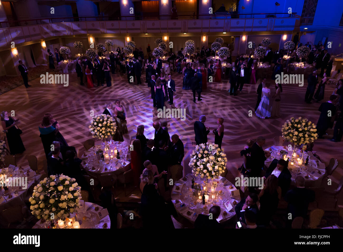 New York, NY USA - Février 19, 2016 : l'atmosphère au 61e Bal de l'opéra Viennois bénéficier au Waldorf Astoria Banque D'Images