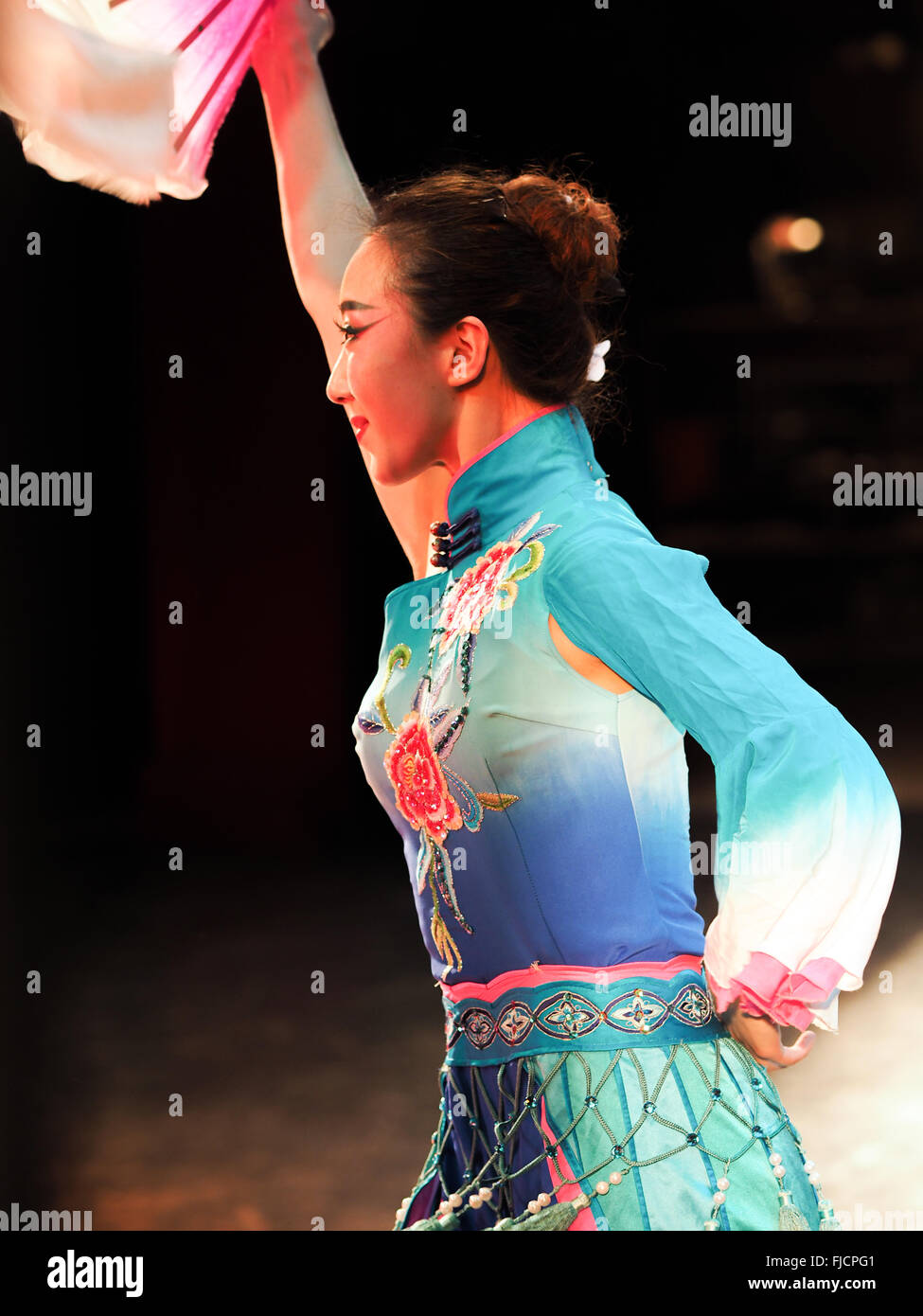 L'Ukraine. 1er mars 2016. De danse avec un ventilateur. -- En Opéra National de l'Ukraine ont été artistes Zheng Zhou et opéra et théâtre de ballet, Shaolin martial arts school 'TAGO" de Dengfeng, ainsi que sur le brillant instrument chinois national Erhu et Zheng. Ce concert est dédié à la fête du printemps, qui est célébrée chaque année en Chine par le calendrier lunaire. Crédit : Igor Golovnov/Alamy Live News Banque D'Images