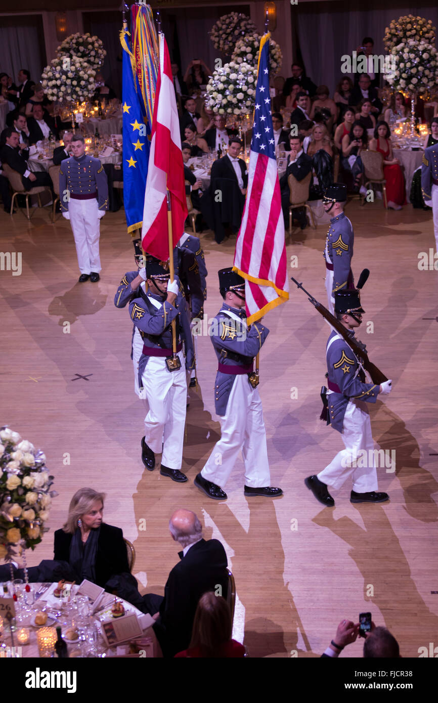 New York, NY USA - Février 19, 2016 : l'atmosphère au 61e Bal de l'opéra Viennois bénéficier au Waldorf Astoria Banque D'Images