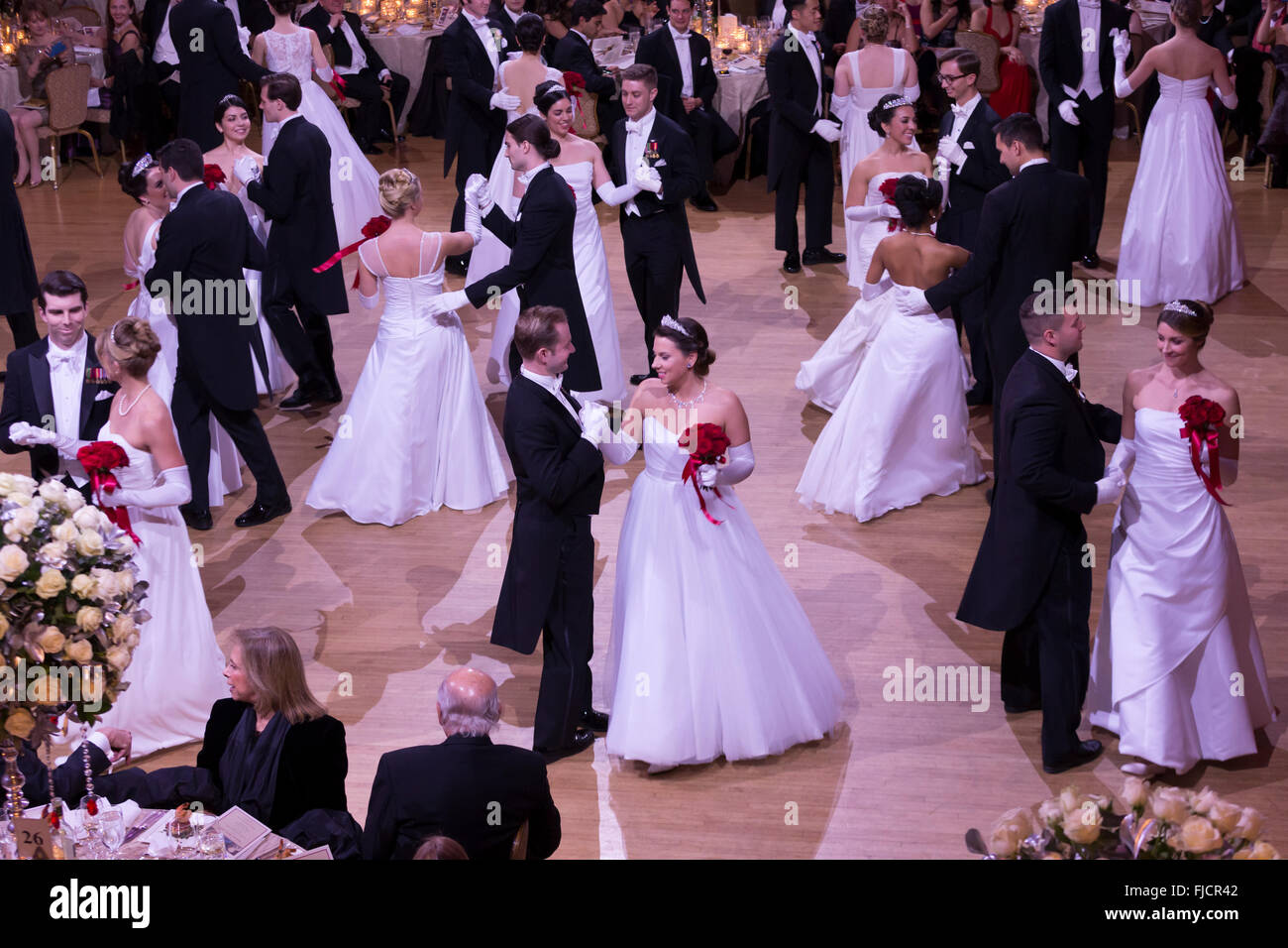 New York, NY USA - 19 Février 2016 : Debutante dance waltz au 61e Bal de l'opéra Viennois bénéficier au Waldorf Astoria Banque D'Images