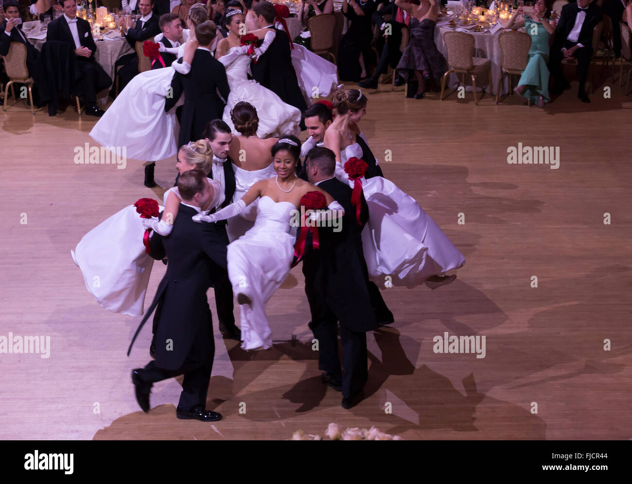 New York, NY USA - 19 Février 2016 : Debutante dance waltz au 61e Bal de l'opéra Viennois bénéficier au Waldorf Astoria Banque D'Images