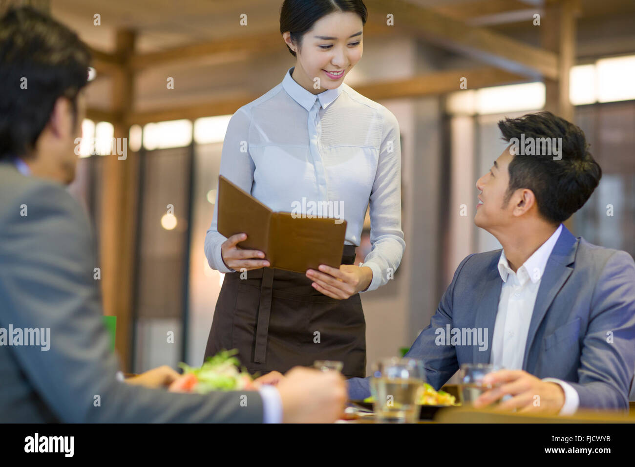 Portrait Chinois avec serveuse Banque D'Images