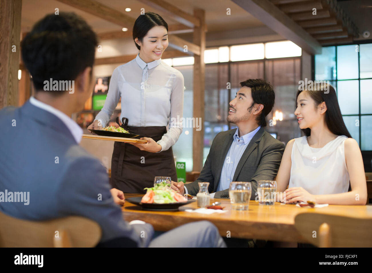 Waitress in restaurant chinois Banque D'Images