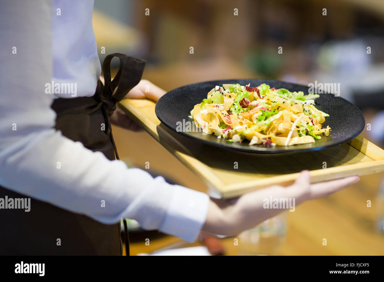 Waitress in restaurant chinois Banque D'Images