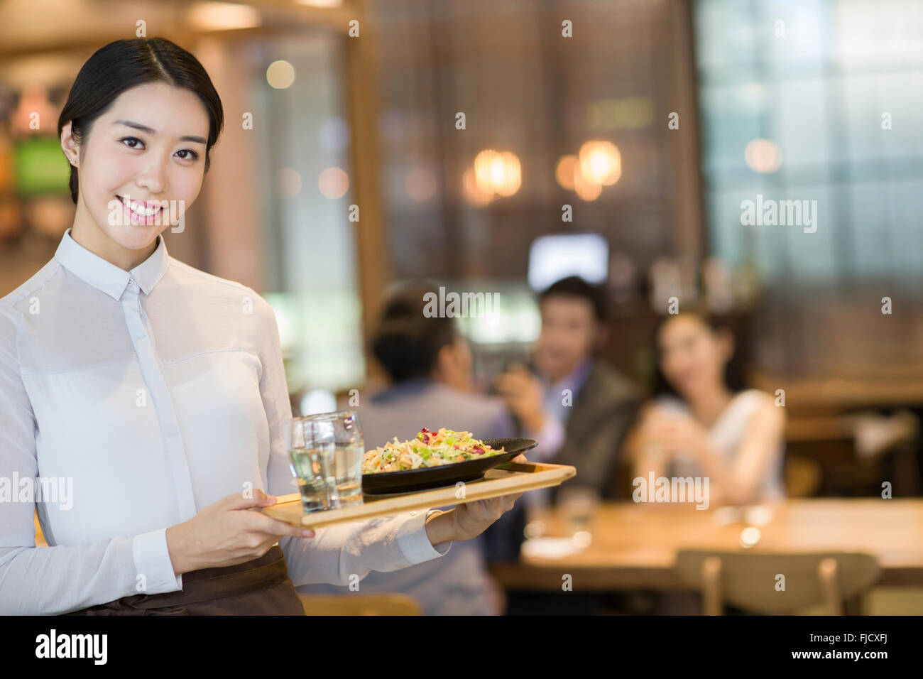 Waitress in restaurant chinois Banque D'Images