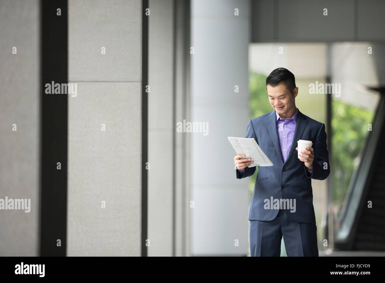 L'homme chinois avec un ordinateur tablette. Asian business man using digital tablet computer. Banque D'Images