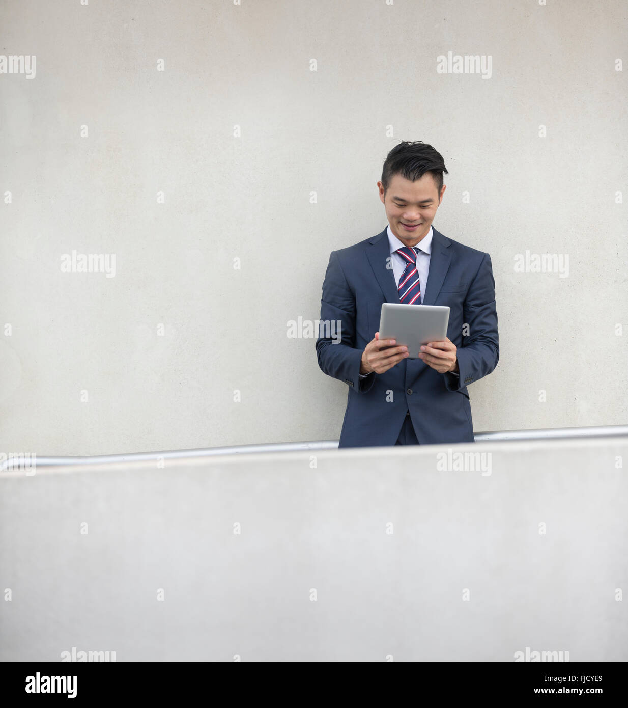 L'homme chinois avec un ordinateur tablette. Asian business man using digital tablet computer. Banque D'Images