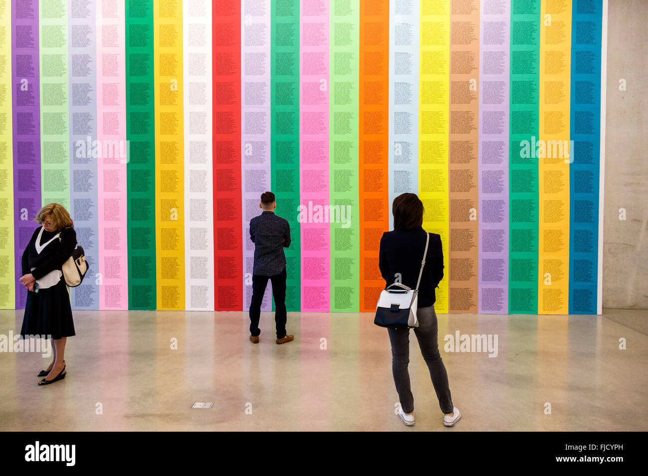 Miami Florida,Perez Art Museum Miami,PAMM,galeries de galerie,contemporain,intérieur intérieur,artiste Jenny Holzer,essais inflammatoires,les visiteurs Voyage trave Banque D'Images