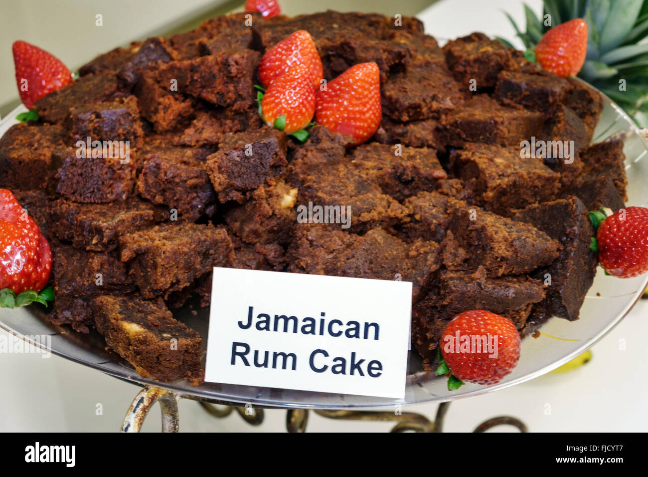 Miami Florida, gâteau jamaïcain au rhum, fraises, desserts, bonbons, les visiteurs voyage visite touristique site touristique monuments culture culture culturelle, vacatio Banque D'Images