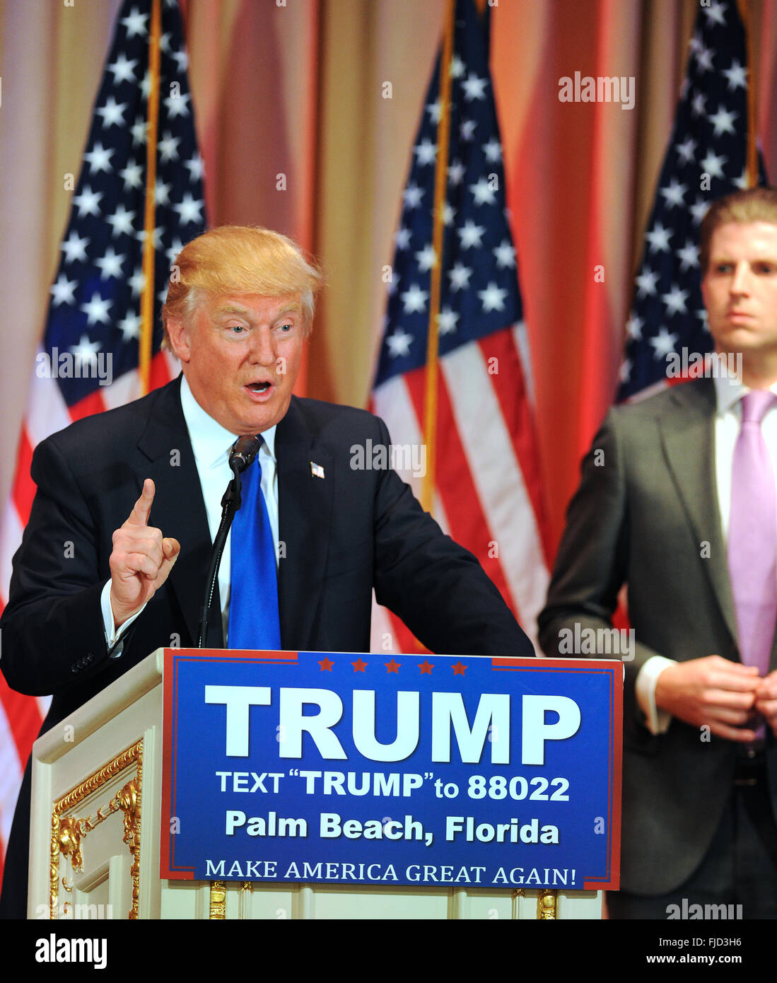 Palm Beach, Floride, USA. 1er mars 2016. Le républicain Donald Trump parle aux médias lors d'une conférence de presse à sa Mar-a-Lago Club le Super Mardi, Mars 1, 2016, à Palm Beach, en Floride. Trump est flanquée à droite par son fils, Eric Trump. Crédit : Paul Hennessy/Alamy Live News Banque D'Images