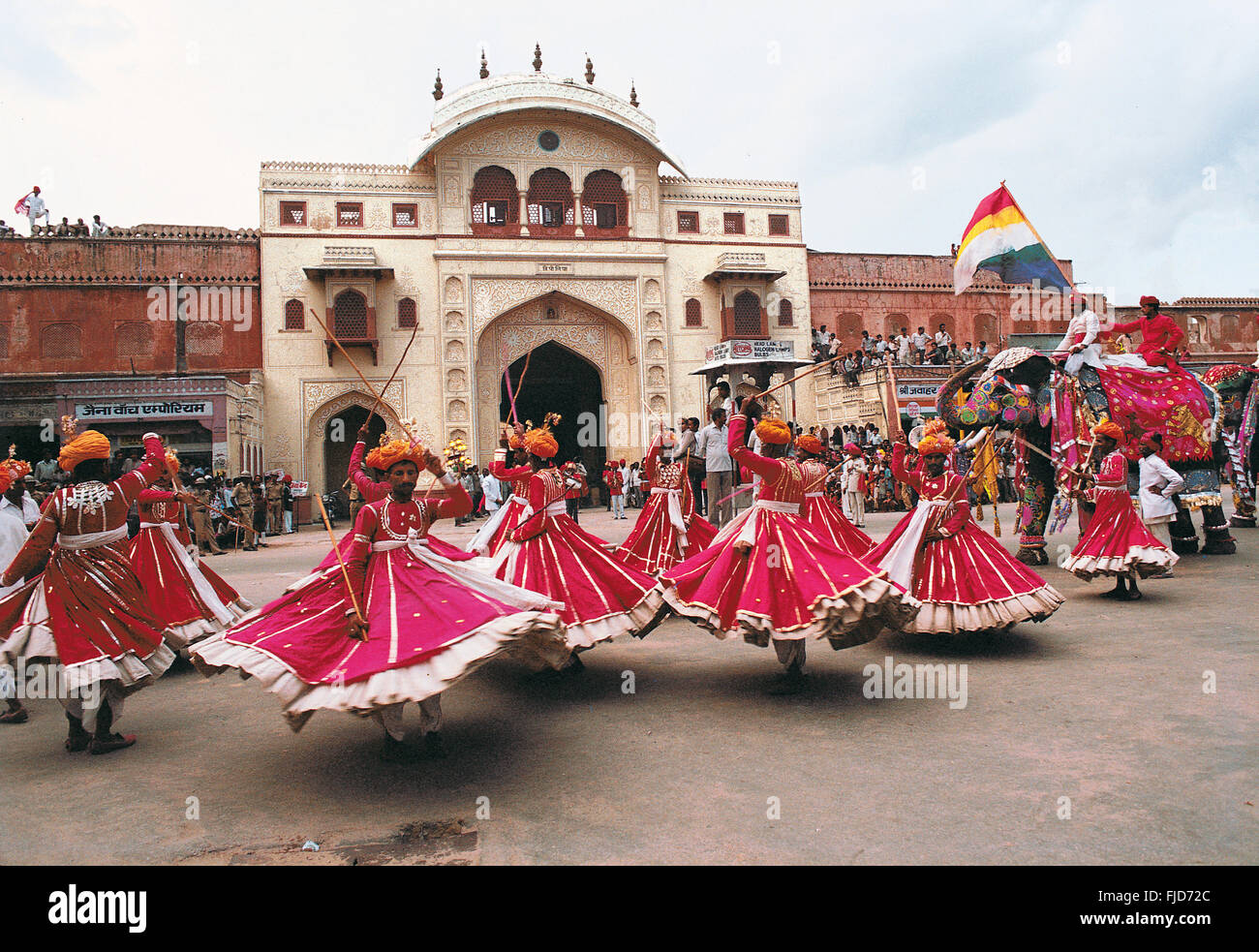 Danse folklorique, Tripolia Gate, Jaipur, Rajasthan, Inde, Asie Banque D'Images