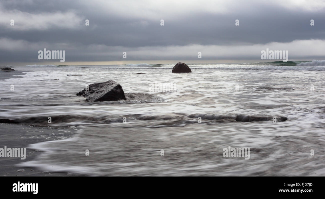 Regarder les vagues sur l'île de Vancouver Banque D'Images