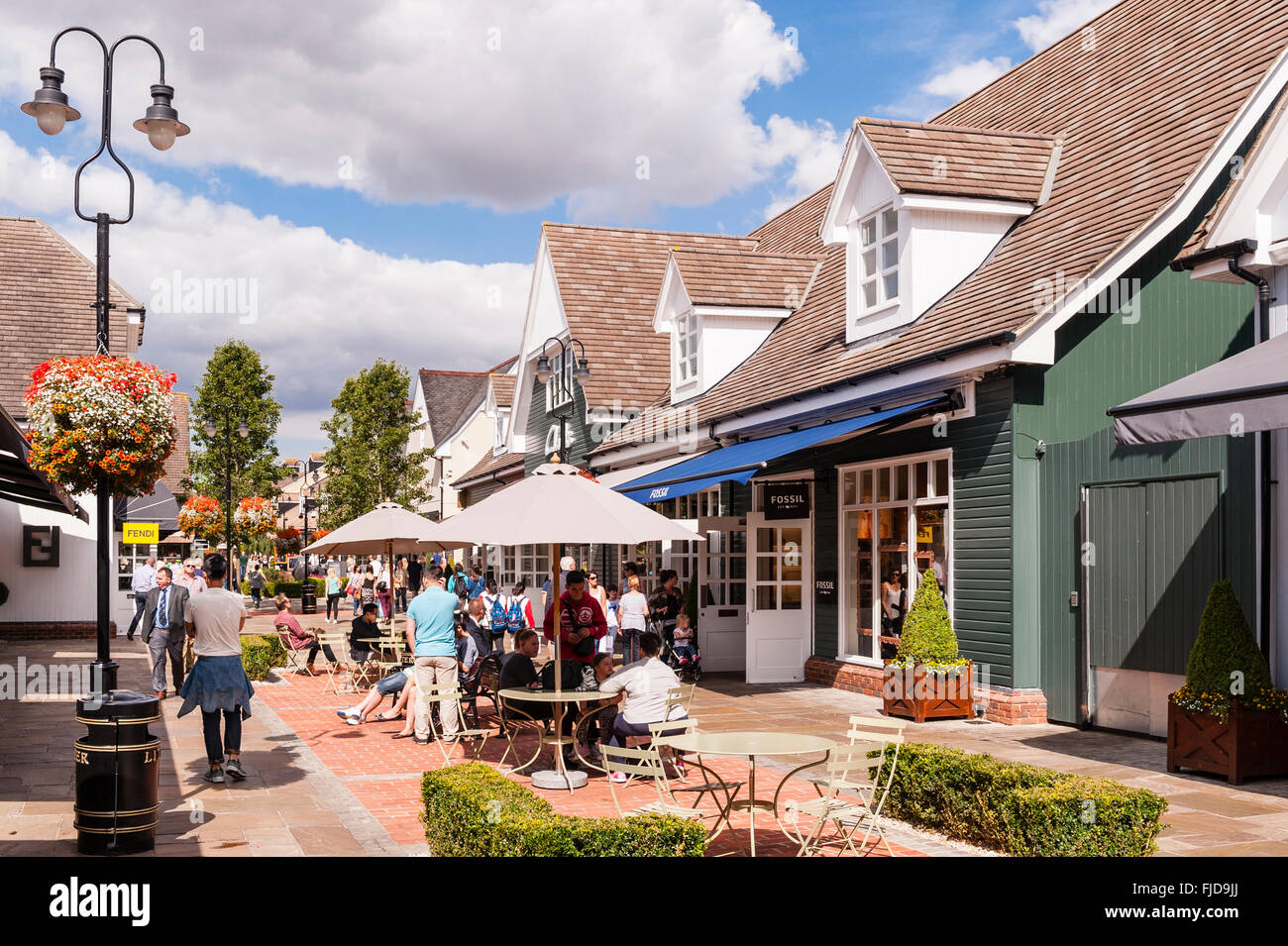 Les gens shopping à Bicester Village de Bicester Oxfordshire , , Angleterre , Angleterre , Royaume-Uni Banque D'Images