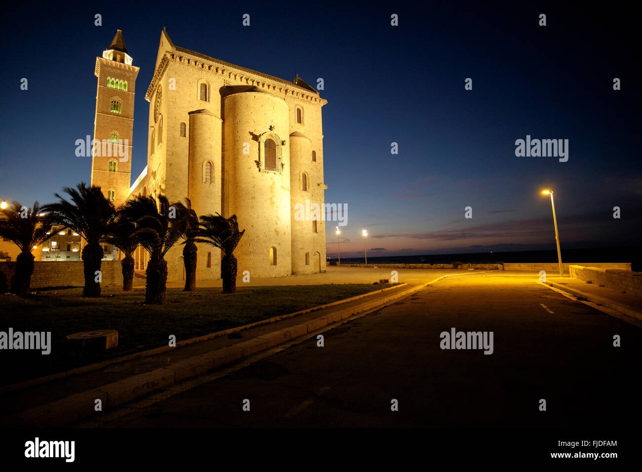 La Cathédrale Saint-nicolas le pèlerin , Trani, Province de Bari, Pouilles, Italie pendant la nuit Banque D'Images