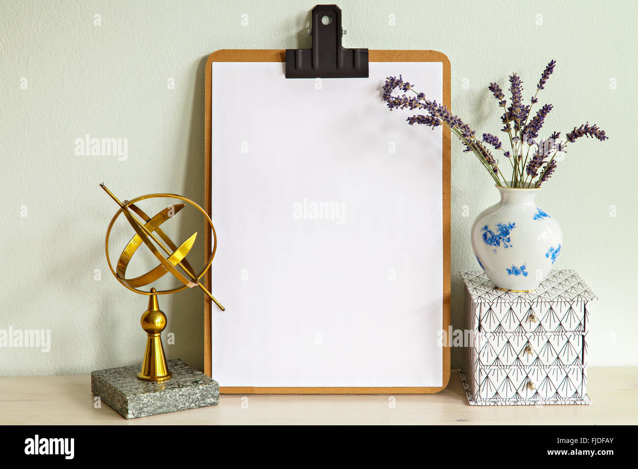 Image du presse-papiers maquette scène avec vase, fort et d'un cadran solaire en laiton. Banque D'Images