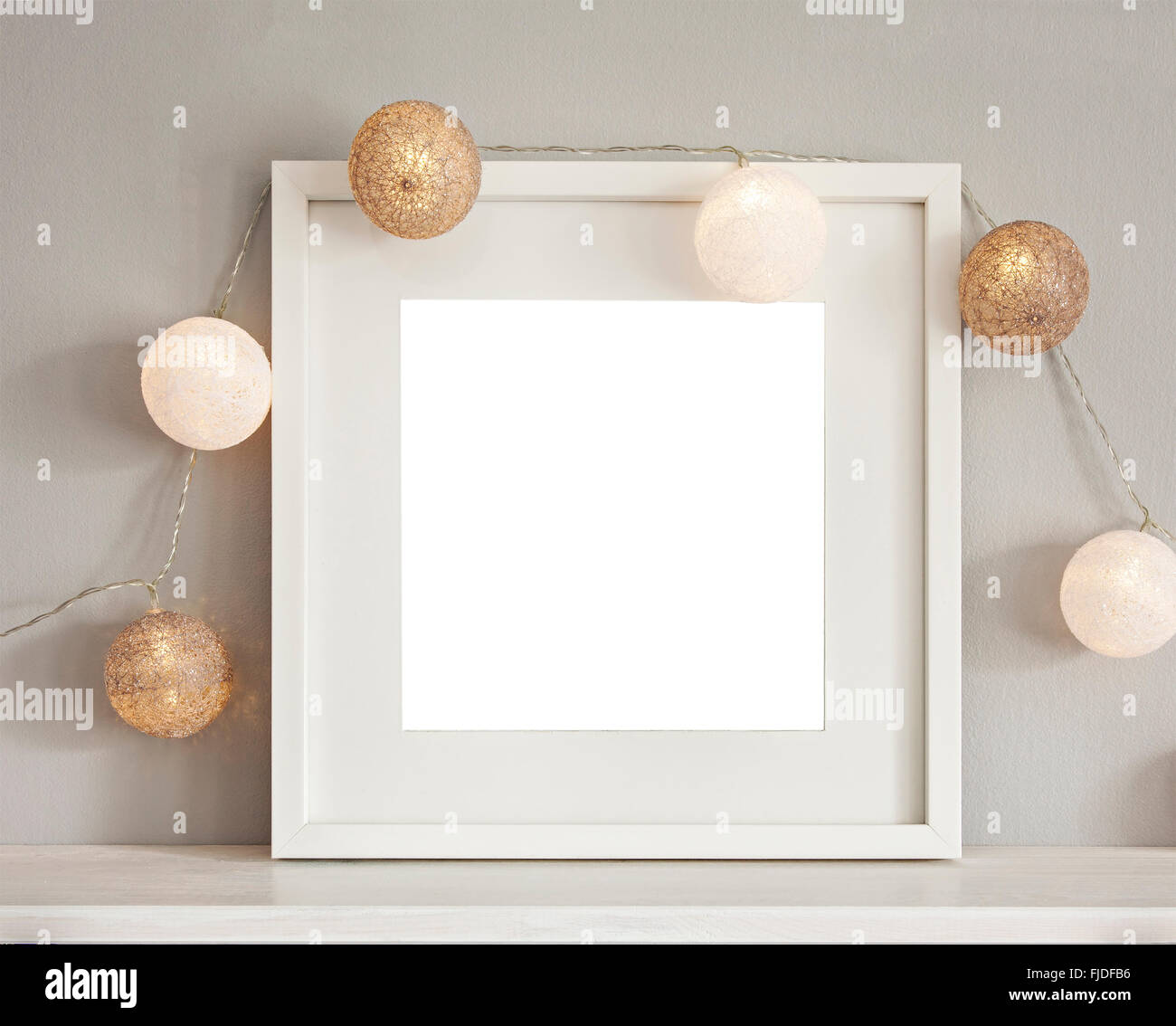 Image d'une maquette de scène avec cadre blanc et boules de lumière. Banque D'Images