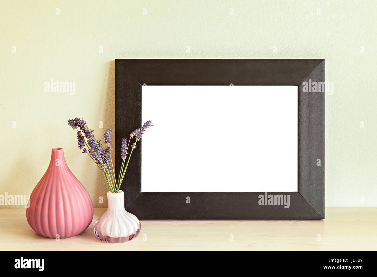 Image de la scène des maquettes avec cadre en bois et vases décoratifs. Banque D'Images