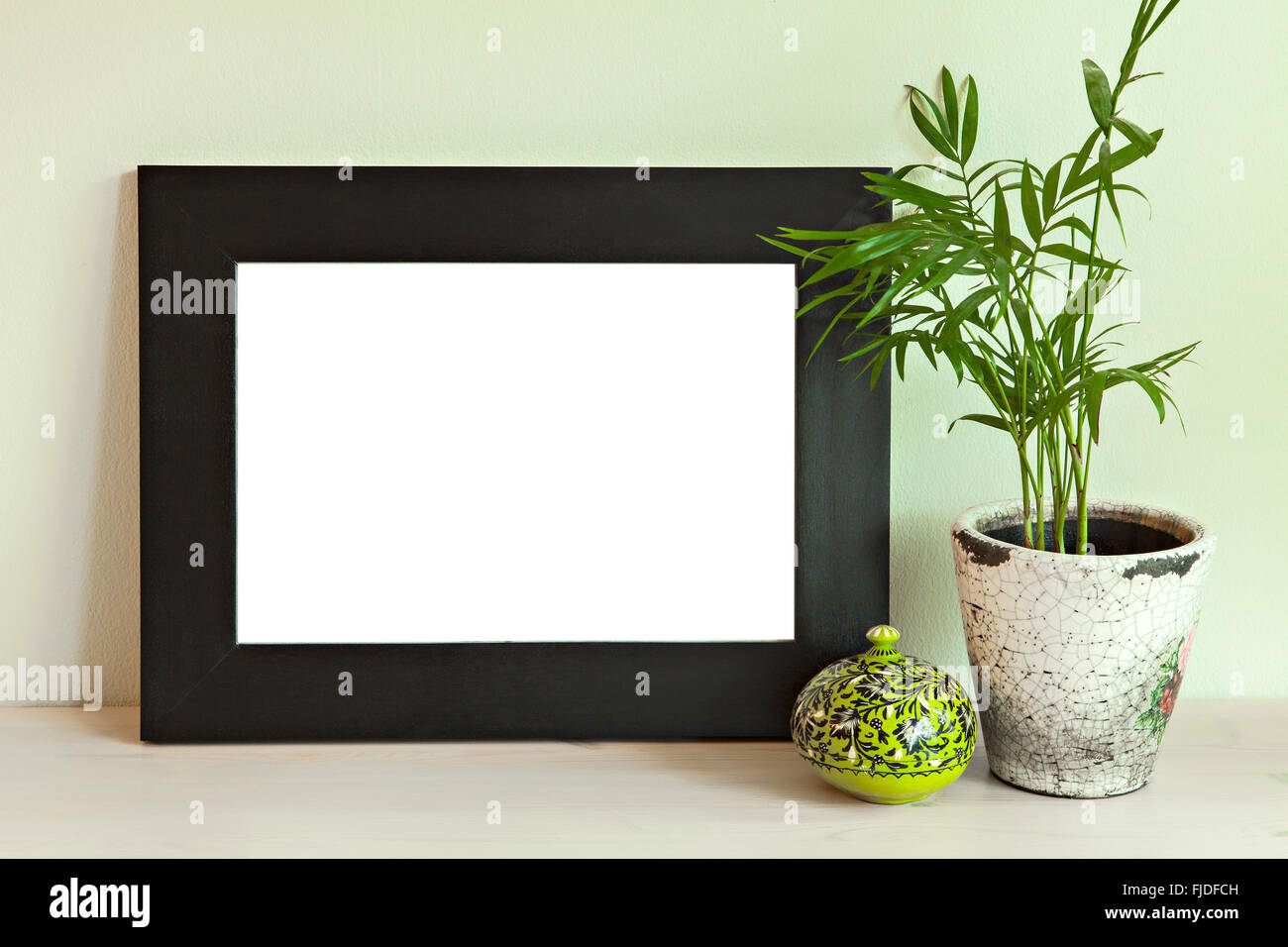 Droit d'un cadre en bois, maquette sur mur vert. Banque D'Images