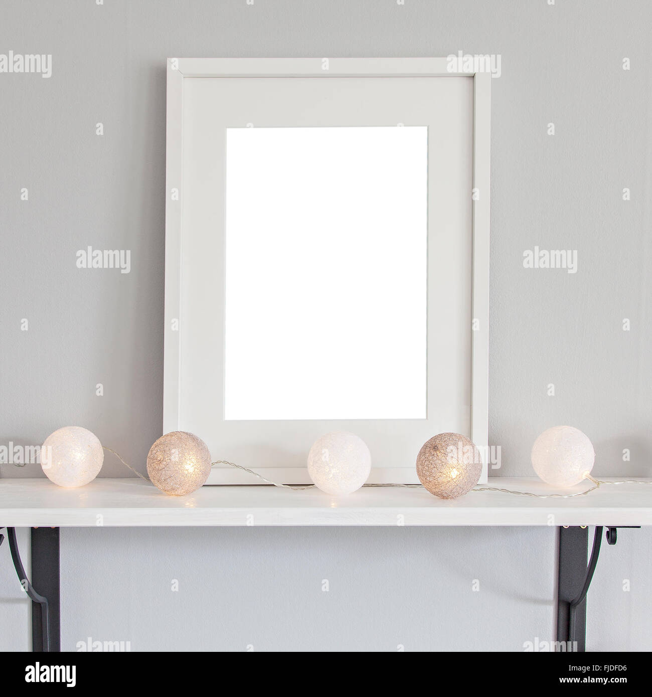 Image d'une maquette de scène avec cadre blanc vertical, et de noël. Banque D'Images