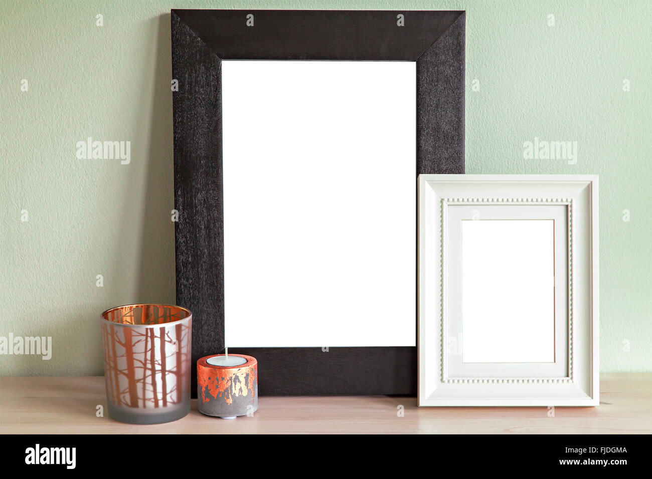 Image de mock up scène avec deux cadres et supports de bougie décorative. Banque D'Images