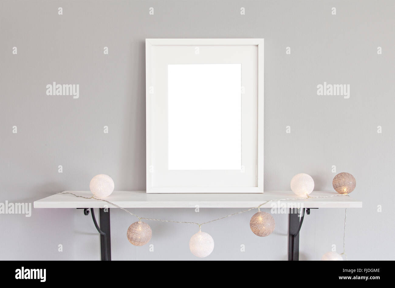 Maquette Image de scène avec cadre blanc et babioles. Banque D'Images