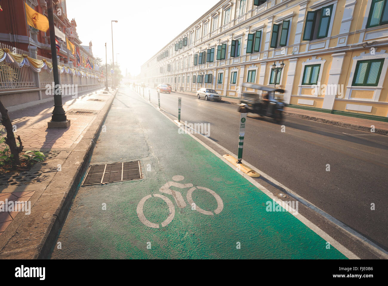 Vélo vert terrain à proximité de la route de Bangkok, Thaïlande. Il y a une distance du soleil en raison de la fin de l'après-midi avant le coucher du soleil. L Banque D'Images