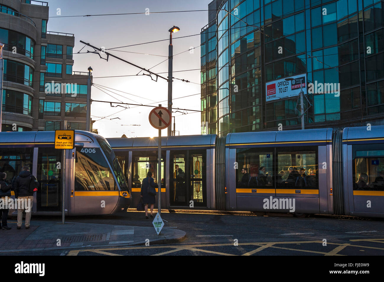 Le tramway Luas à Dublin, en Irlande, au petit matin sur quartier financier. Banque D'Images
