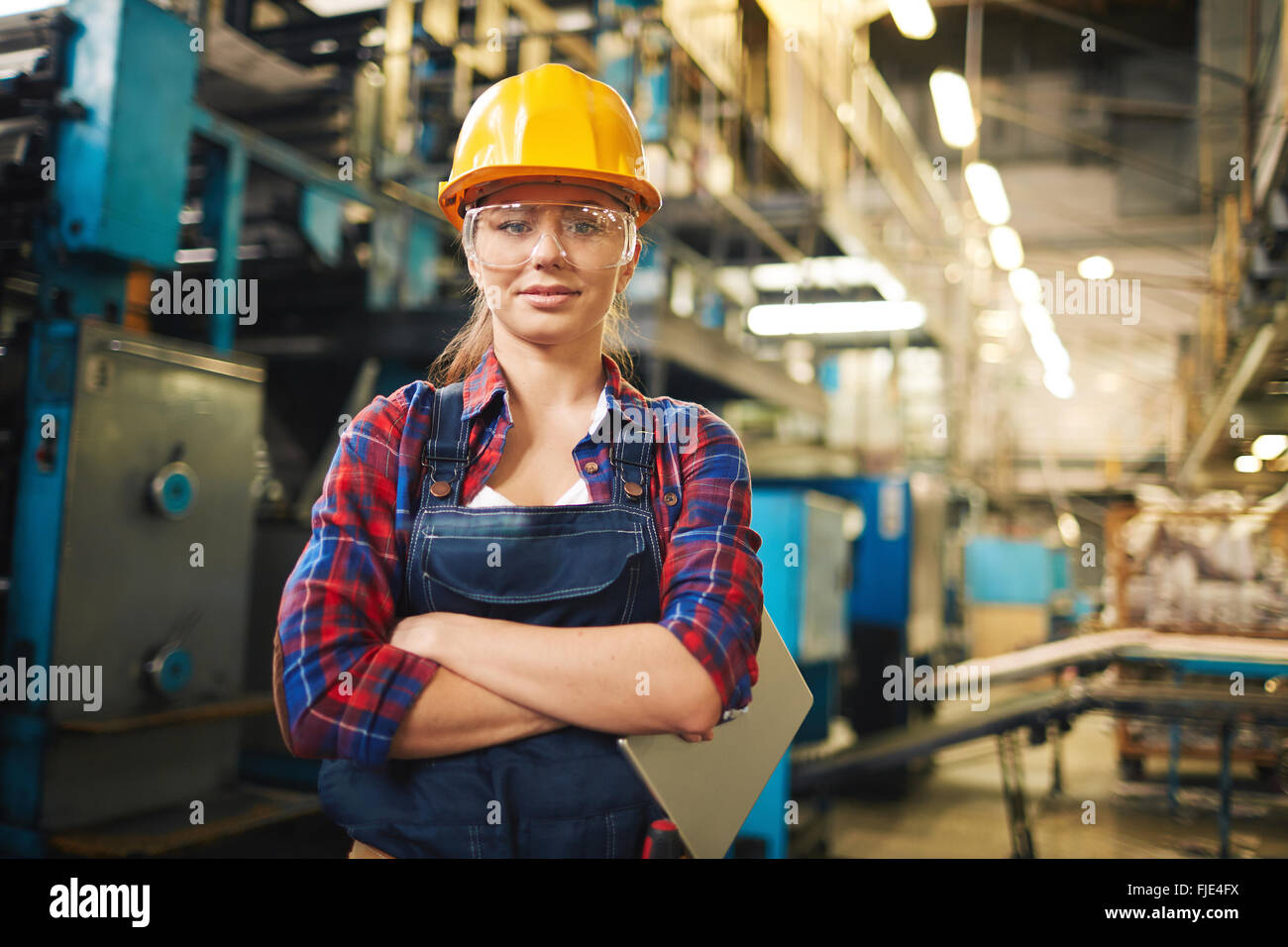 Portrait de jeune travailleuse en usine Banque D'Images