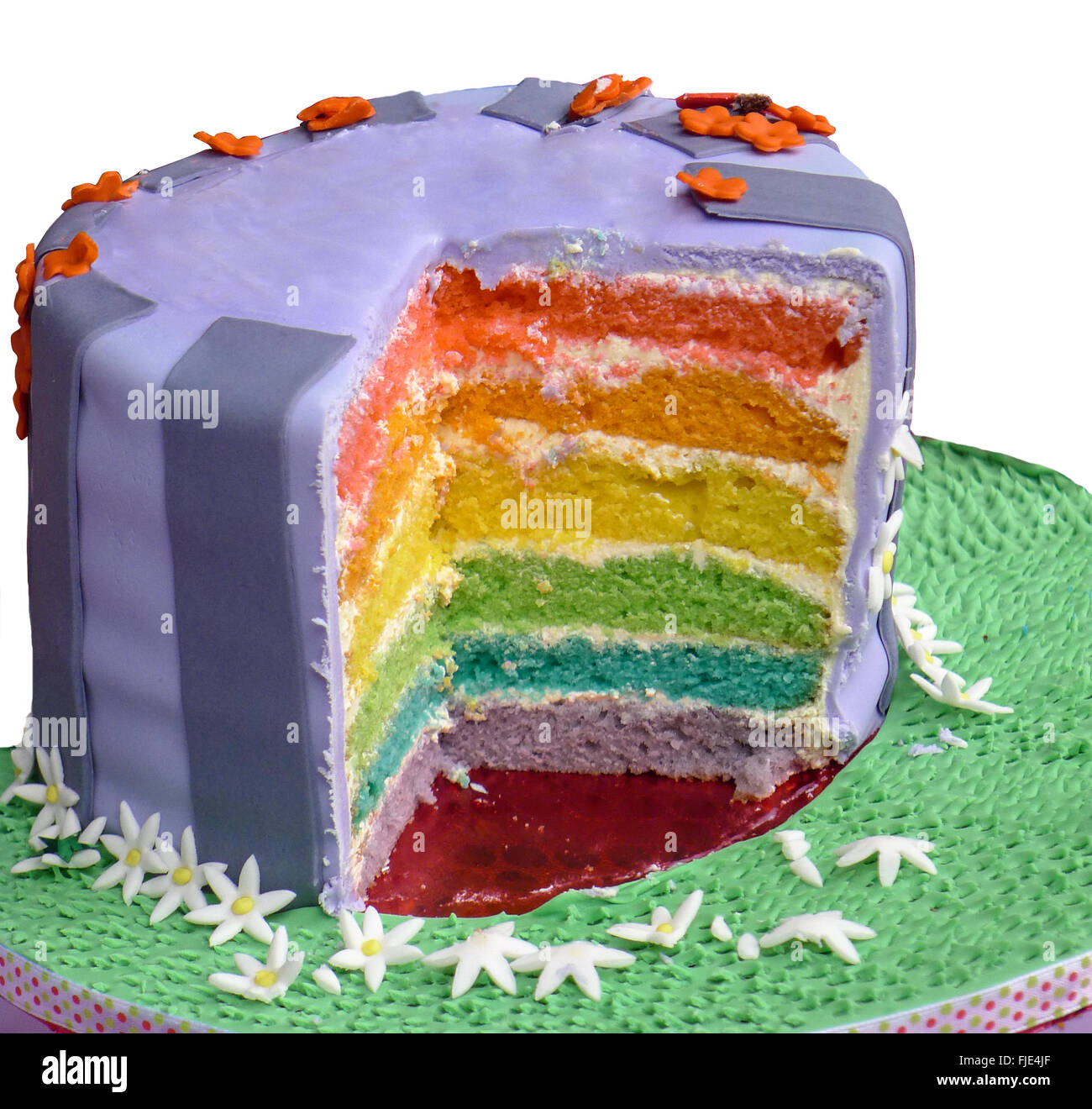 Gateau D Anniversaire Multicolore A Motif Arc En Ciel Avec Tranche Decoupee Pour Montrer De Jolies Couches Photo Stock Alamy