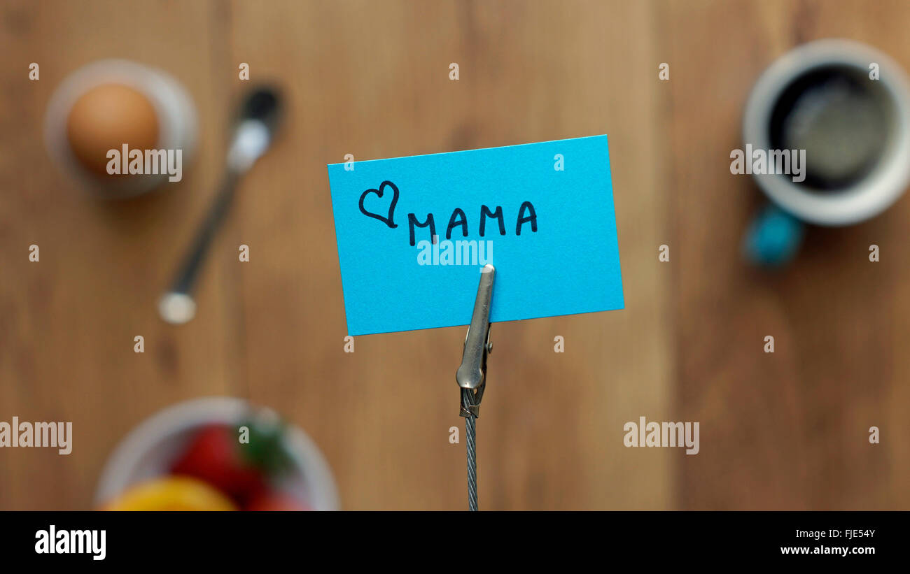 J'aime maman écrit en néerlandais sur une note entre un petit-déjeuner pour sa Banque D'Images