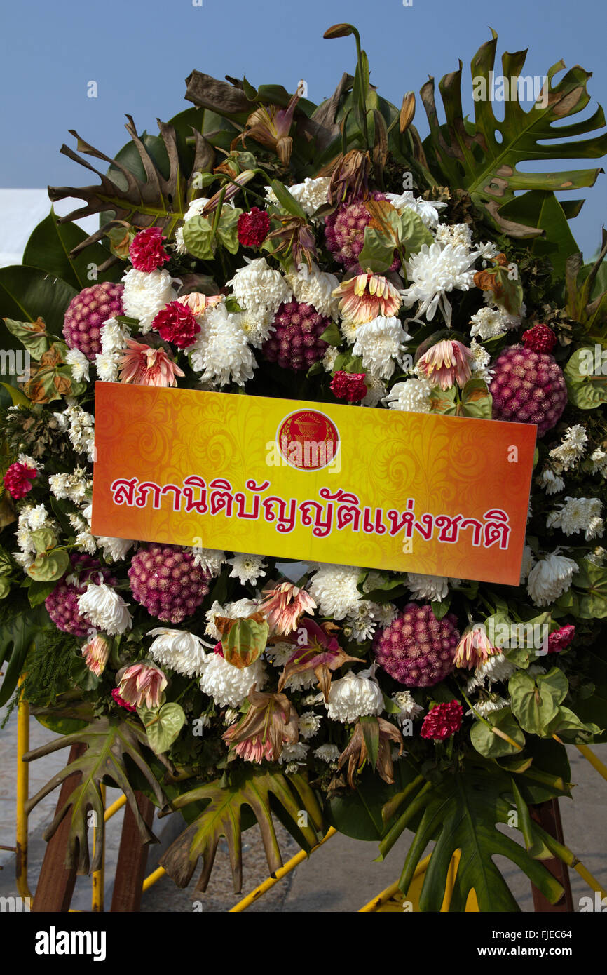 Bangkok, Thaïlande : une couronne de fleurs placé à côté de la statue de Roi Chulalongkorn à Royal Plaza à l'anniversaire de sa mort Banque D'Images