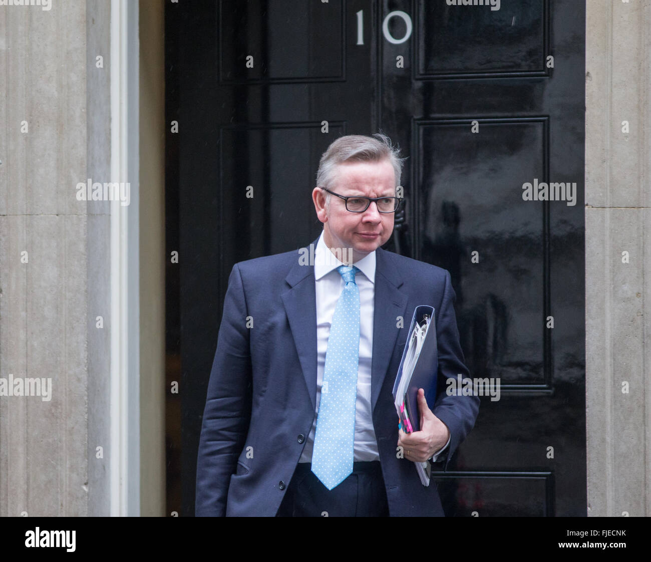 Michael Gove, secrétaire d'Etat à la justice,nombre de feuilles 10 Downing Street.Il est en campagne électorale pour quitter l'UE Banque D'Images