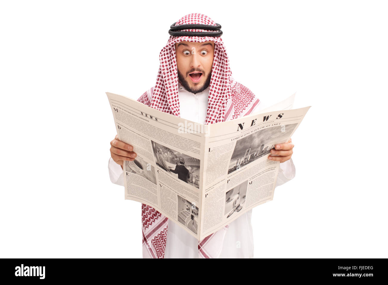 Jeune arabe surpris de lire le journal et faire une expression déroutée isolé sur fond blanc Banque D'Images