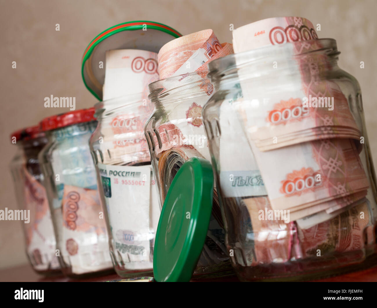 Les pots d'argent comptant. Les bocaux en verre avec des billets en euros Banque D'Images